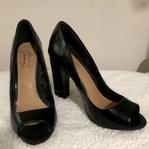 Badgley Mischka 6” peep toe heels